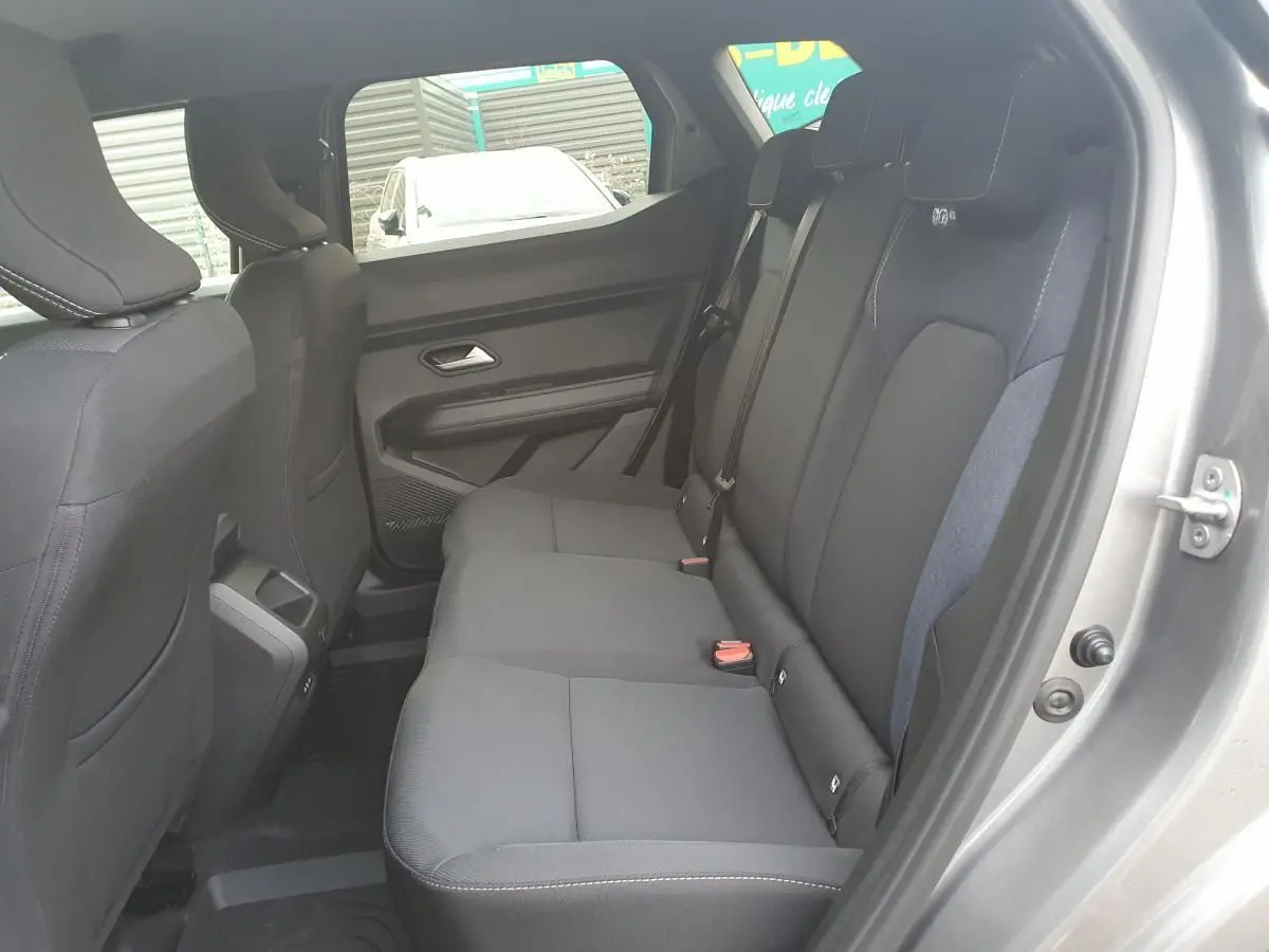 Vue intérieure côté droit de la banquette arrière grise du Dacia Duster 1.6 Hybrid 140 Journey 2026.