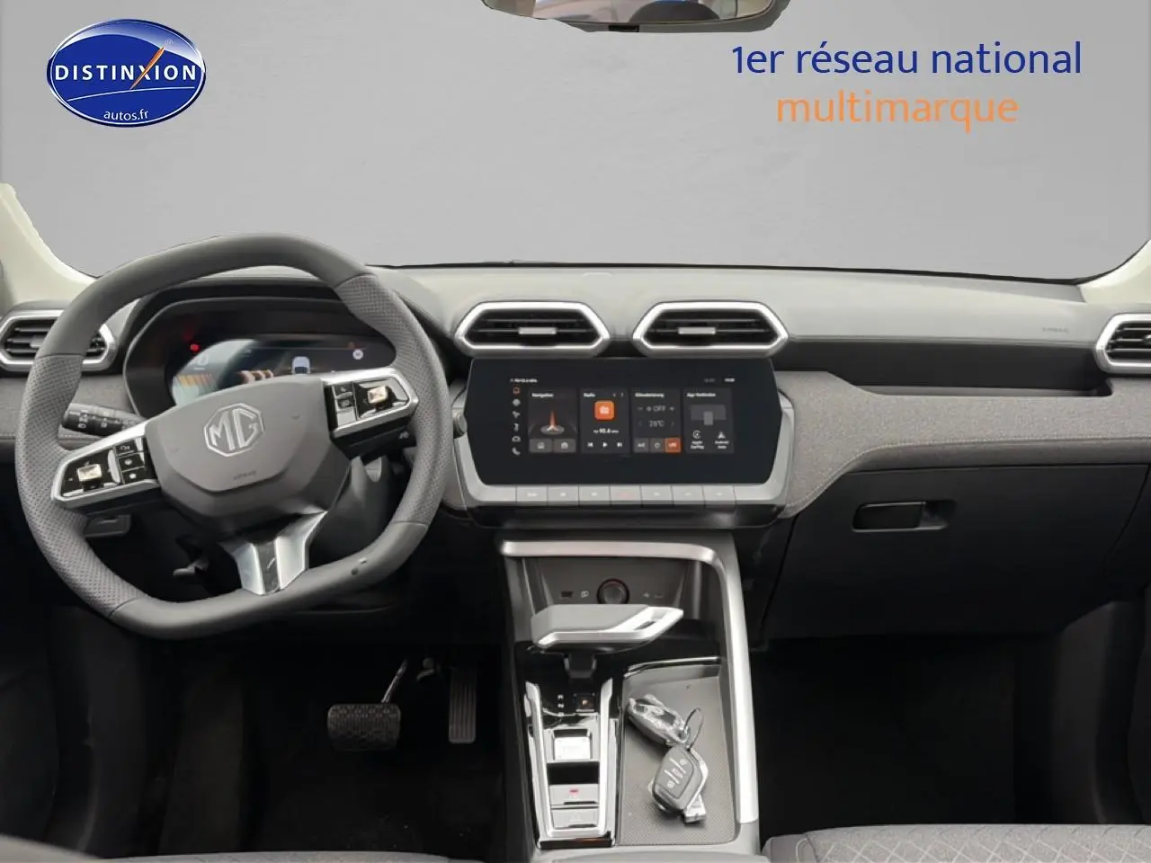 Vue intérieure avant du tableau de bord gris et noir du MG ZS Hybrid 197 avec écran tactile et volant multifonction.