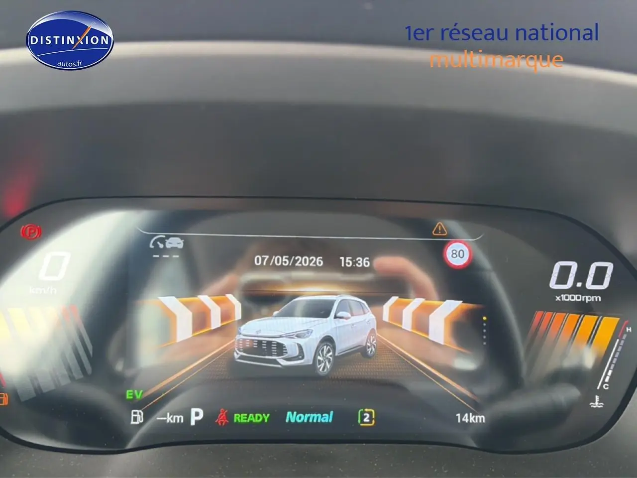 Affichage numérique du tableau de bord montrant une MG ZS Hybrid blanche en vue 3/4 avant avec alertes de conduite.