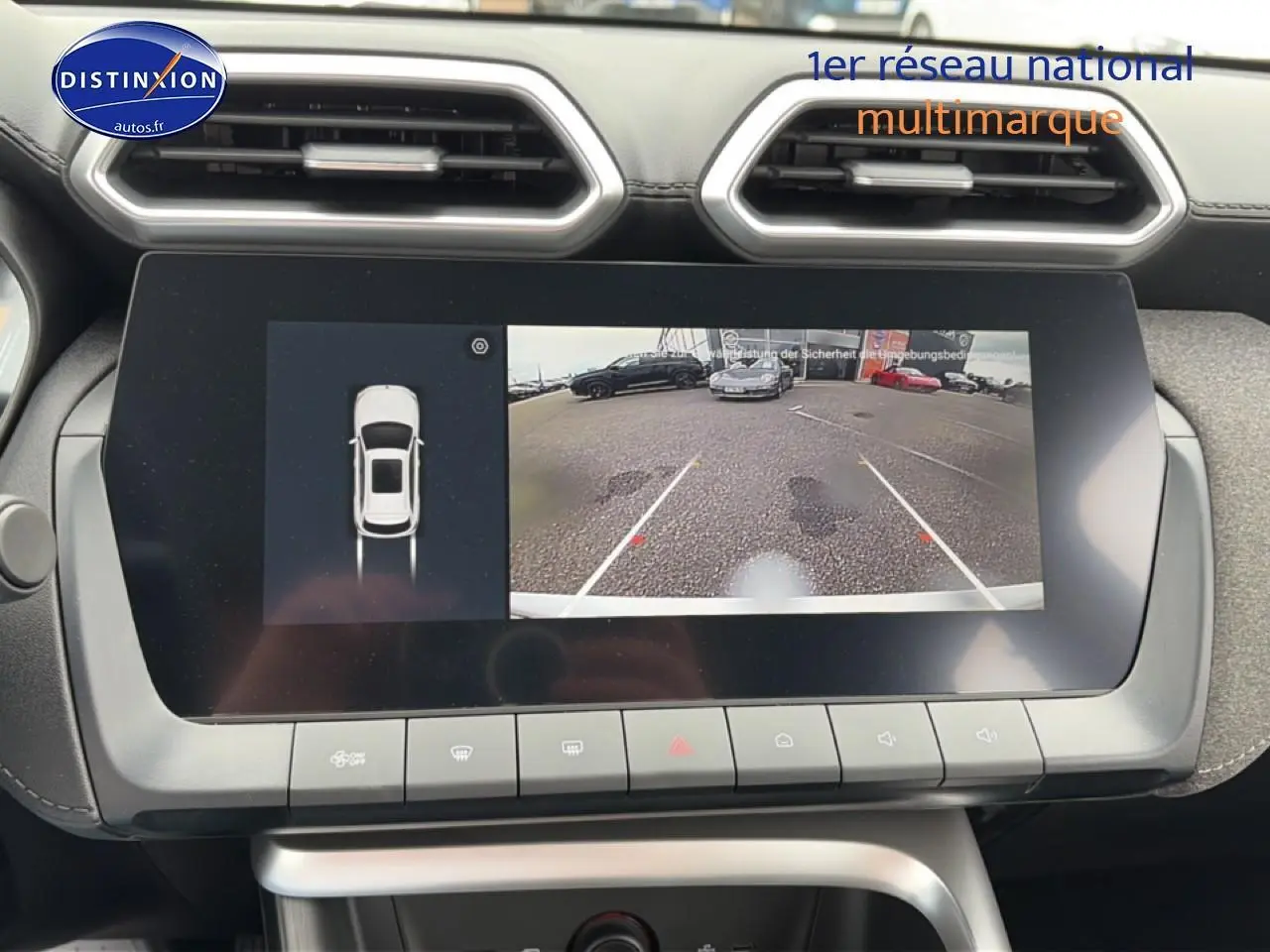 Écran tactile central affichant la caméra de recul du MG ZS blanc Hybrid 197, vue intérieure du tableau de bord.