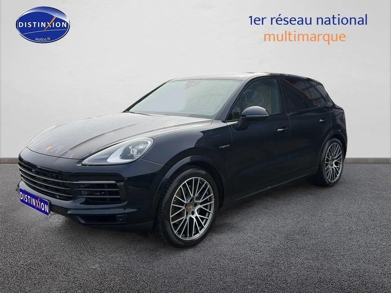 Porsche Cayenne 2023 bleu en 3/4 avant droit, avec jantes alliage et vitres teintées.