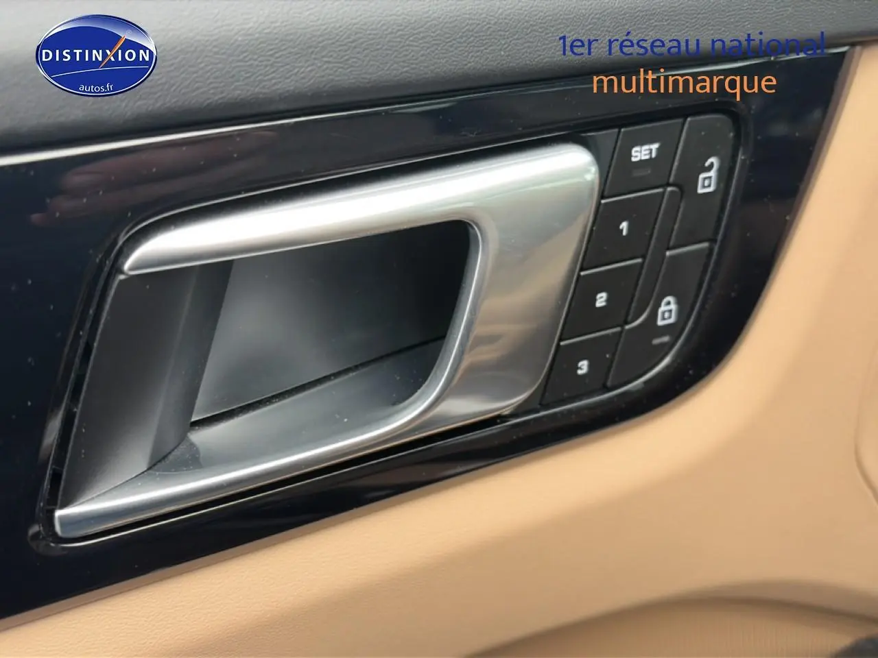 Poignée de porte intérieure argentée sur panneau beige avec commandes de verrouillage et mémoire siège, Porsche Cayenne 2023.