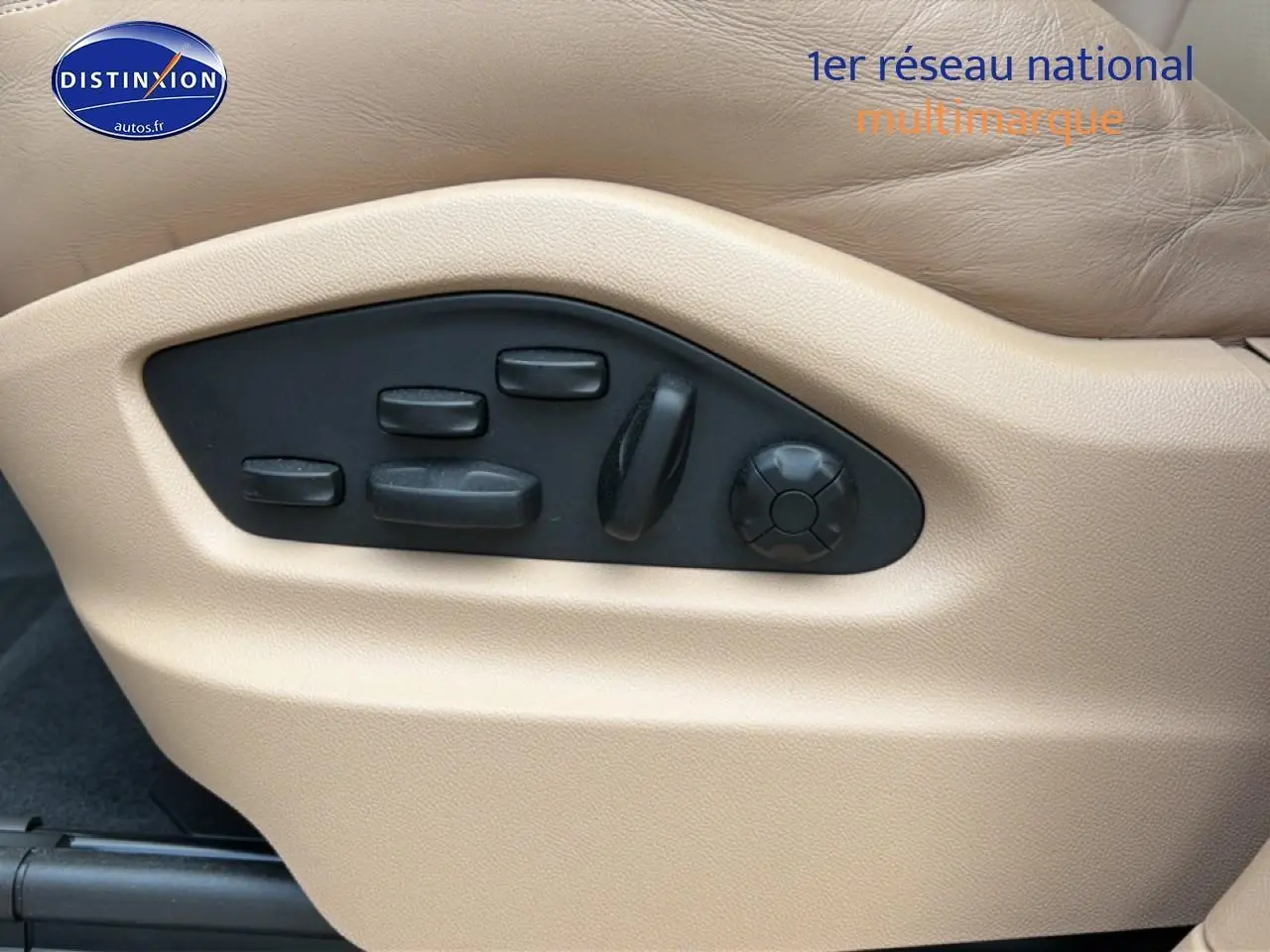 Commandes électriques de réglage du siège beige côté conducteur dans un Porsche Cayenne bleu 2023.