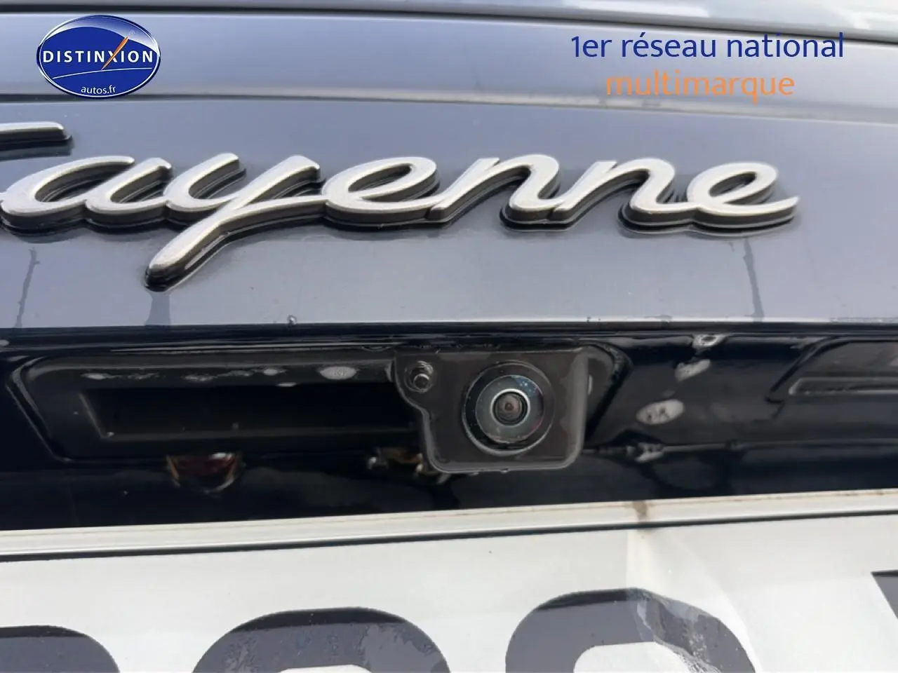 Gros plan sur la caméra de recul et le logo "Cayenne" arrière du Porsche Cayenne bleu 2023.