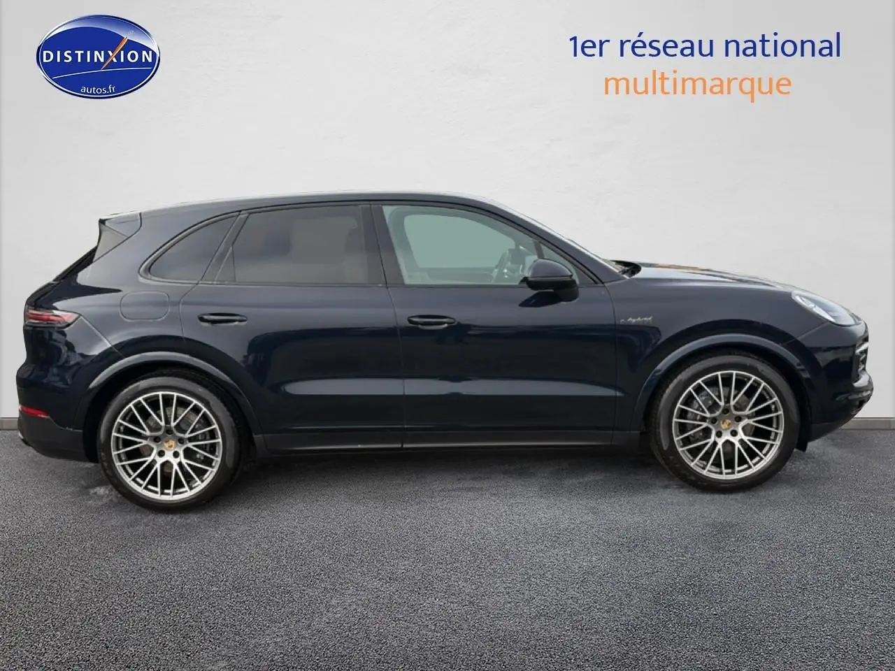 Profil droit d’un Porsche Cayenne 2023 bleu foncé avec jantes alliage et vitres teintées.