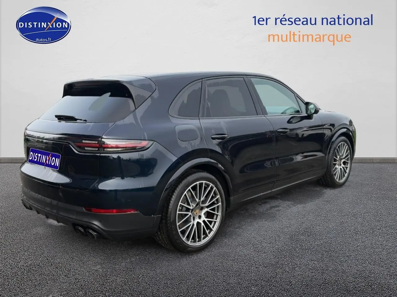 Vue 3/4 arrière droite d'un Porsche Cayenne bleu foncé avec jantes alliage et feux arrière LED.