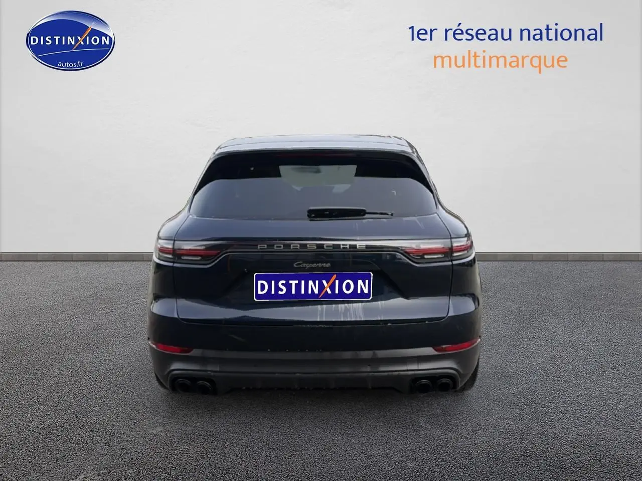 Vue arrière d'un Porsche Cayenne bleu foncé avec feux LED et double sortie d'échappement chromée.