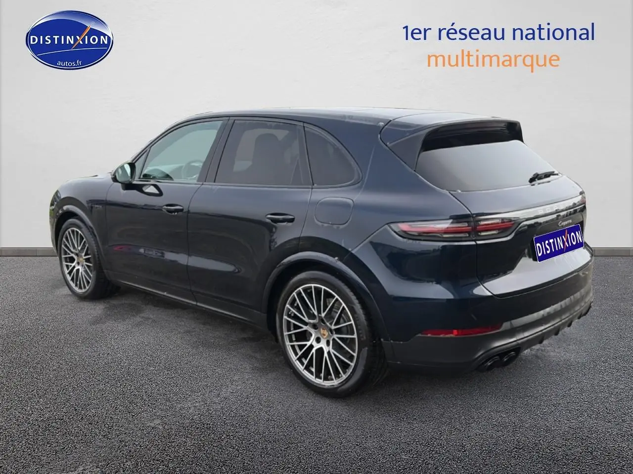 Vue 3/4 arrière droite d'un Porsche Cayenne 2023 bleu avec jantes alliage et vitres teintées.