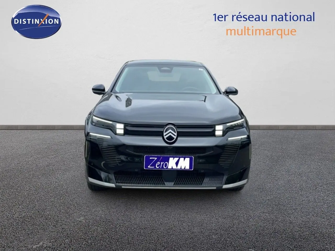 Vue frontale d'un Citroën C5 Aircross noir Perla Nera métallisé avec feux LED distinctifs allumés sur fond neutre.