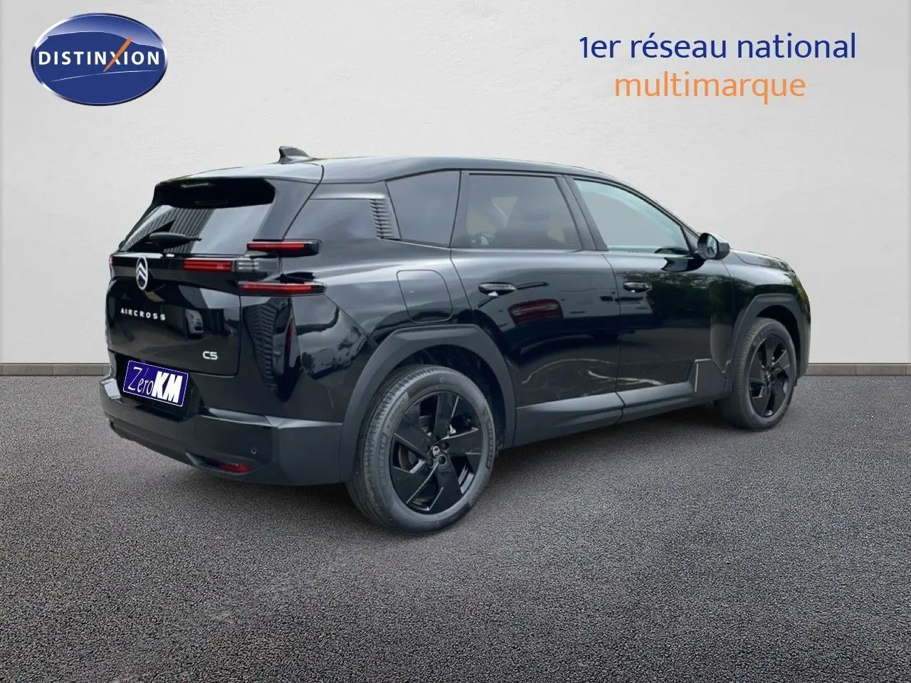 Vue 3/4 arrière droite du Citroën C5 Aircross noir Perla Nera, avec jantes noires et feux arrière LED distinctifs.