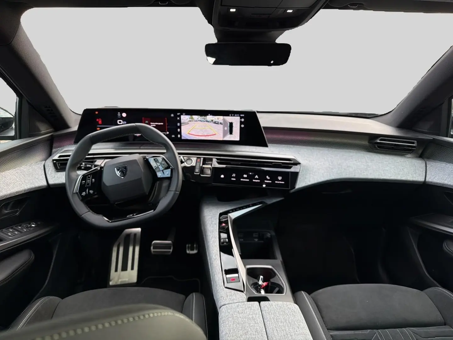 Vue intérieure avant du Peugeot 5008 Hybrid 145 GT e-dcs6 2025, tableau de bord moderne gris clair avec écran tactile large.