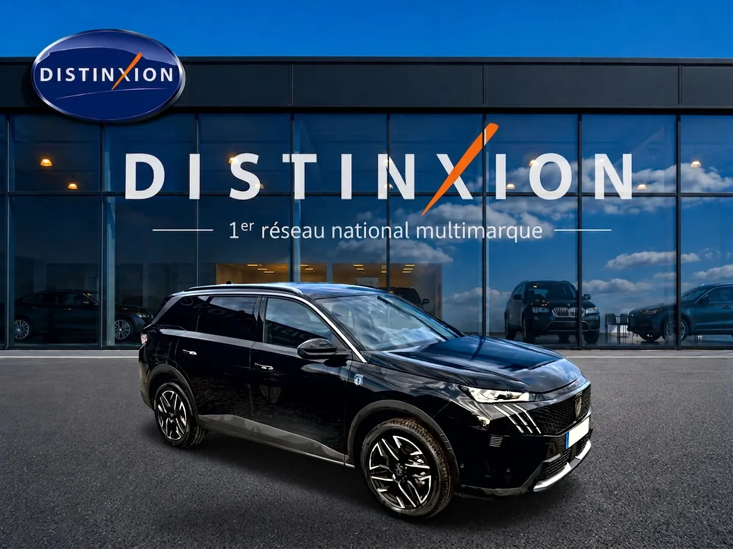 Peugeot 5008 Hybrid 145 GT noir vue 3/4 avant droit devant un showroom Distinxion.