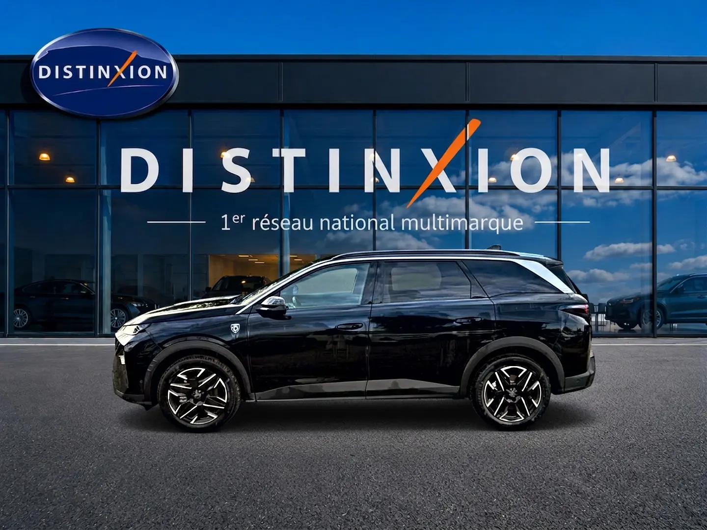 Profil latéral droit du Peugeot 5008 Hybrid 145 GT noir, avec jantes alu noires et toit contrasté blanc.