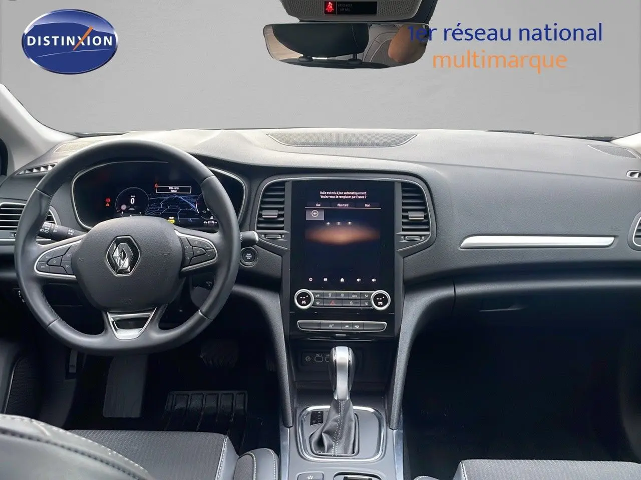 Intérieur de la Renault Mégane Break 2024, vue frontale du tableau de bord avec écran tactile et volant multifonction.