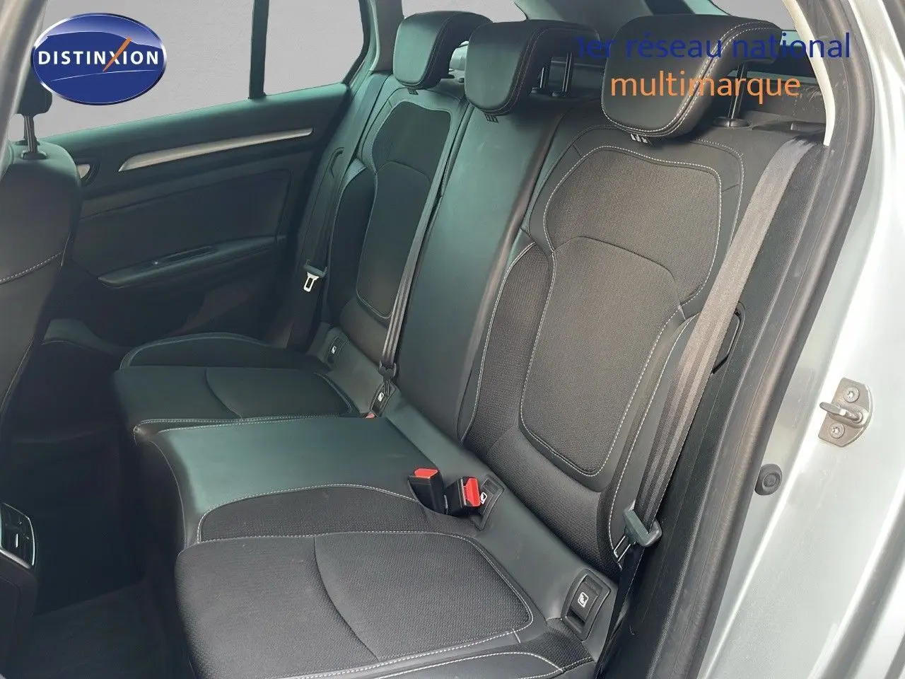 Vue côté droit sur les sièges arrière noirs avec surpiqûres blanches d'une Renault Mégane Break gris Highland Metal 2024.