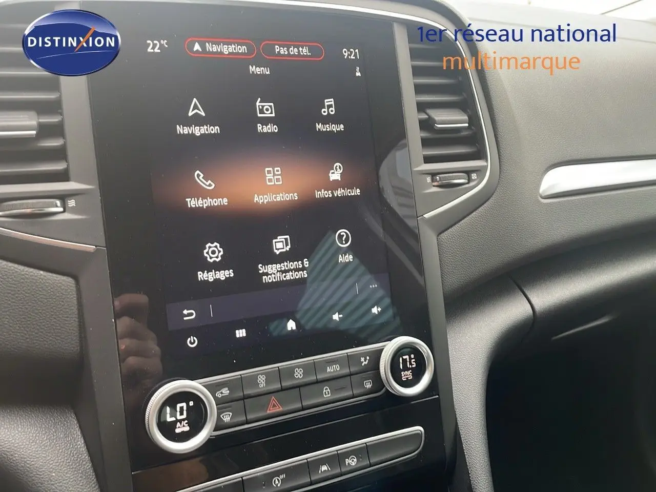 Écran tactile central de la Renault Mégane Break 2024 gris Highland Metal, affichant le menu multimédia et climatisation.