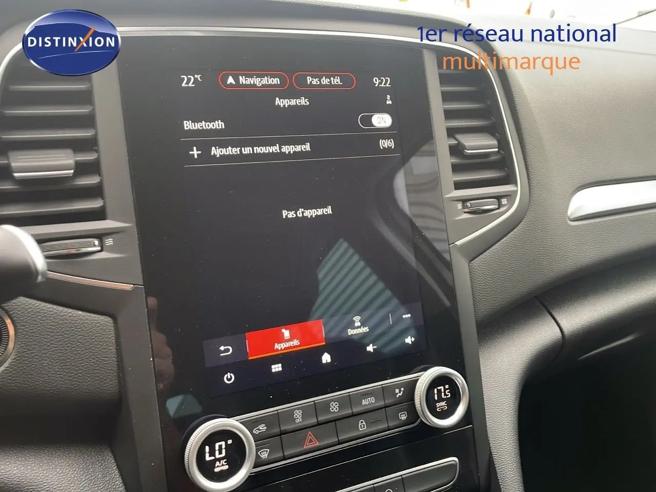 Vue rapprochée de la console centrale tactile et des commandes de climatisation du Renault Mégane Break gris Highland Metal 2024.