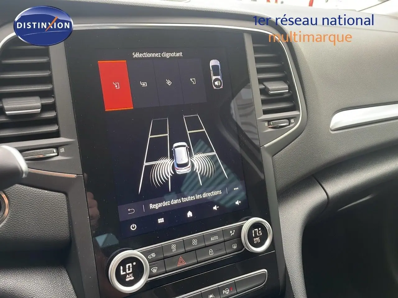 Vue intérieure du tableau de bord de la Renault Mégane Break 2024 avec écran tactile affichant l'aide au stationnement.