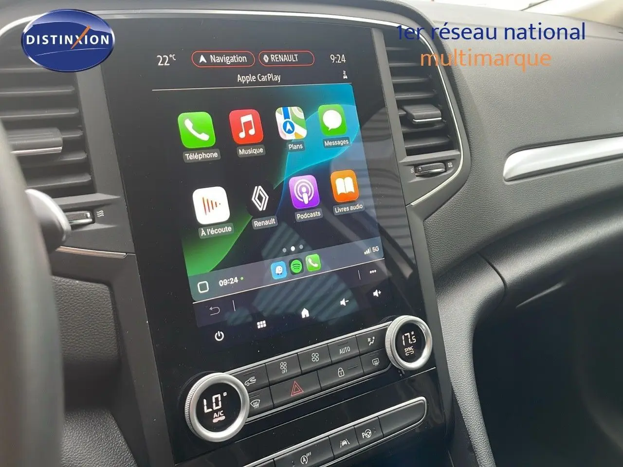 Intérieur de Renault Mégane Break 2024 montrant l'écran tactile central avec Apple CarPlay et commandes de climatisation.