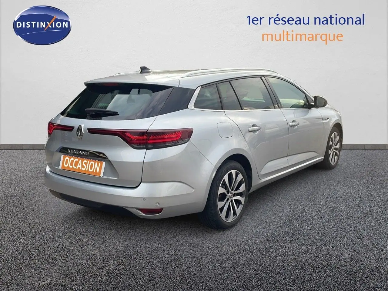 Renault Mégane Break gris Highland Metal vue 3/4 arrière droit avec feux LED et jantes bi-ton.