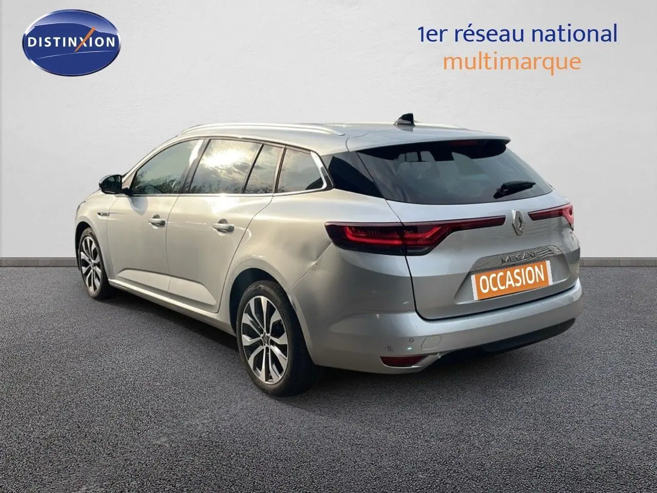 Renault Mégane Break gris Highland Metal vue 3/4 arrière côté gauche, avec feux arrière LED et jantes alliage.