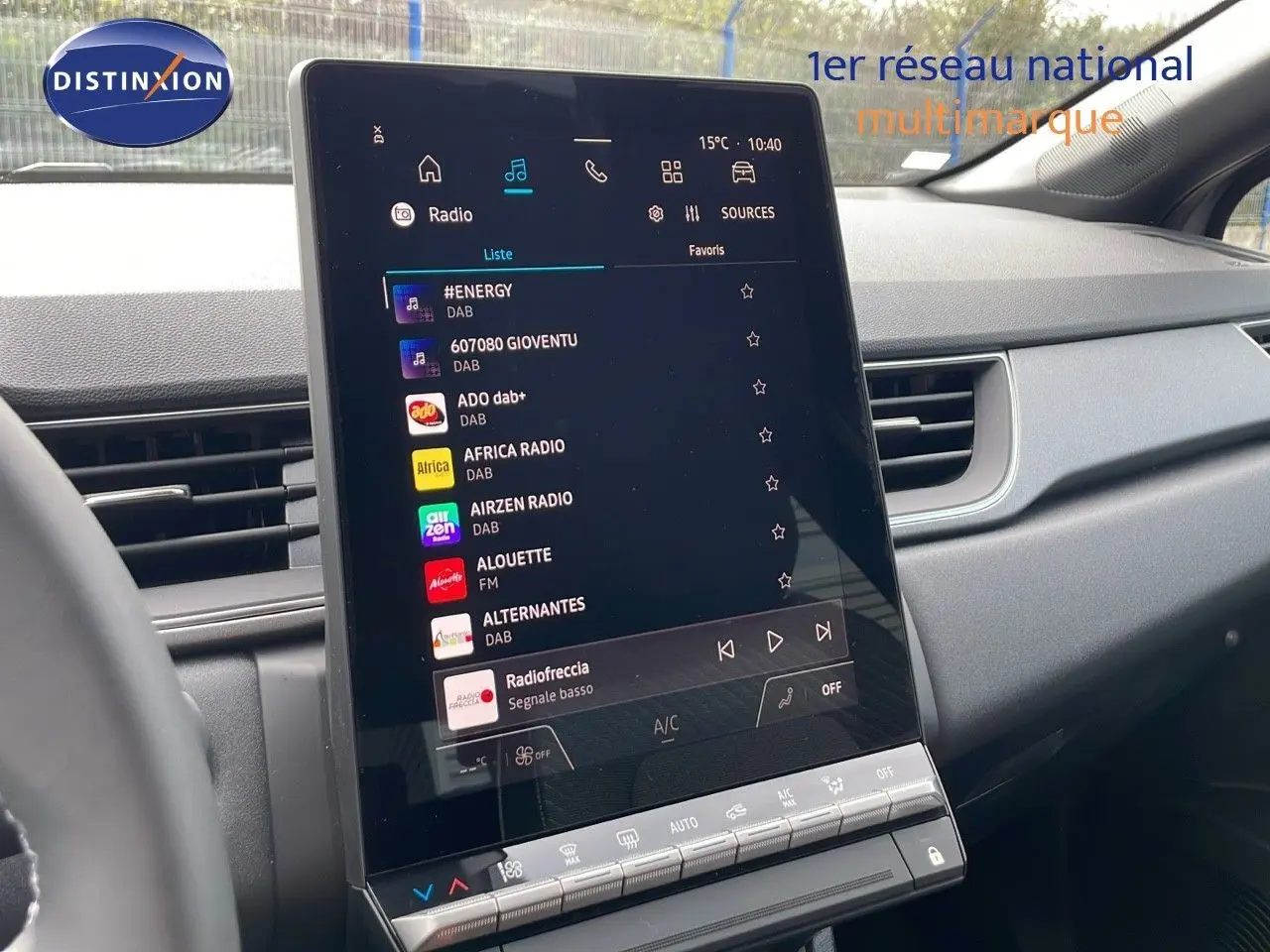 Tablette tactile centrale affichant les radios numériques dans l'habitacle moderne du Renault Captur gris Cassiopée toit noir.