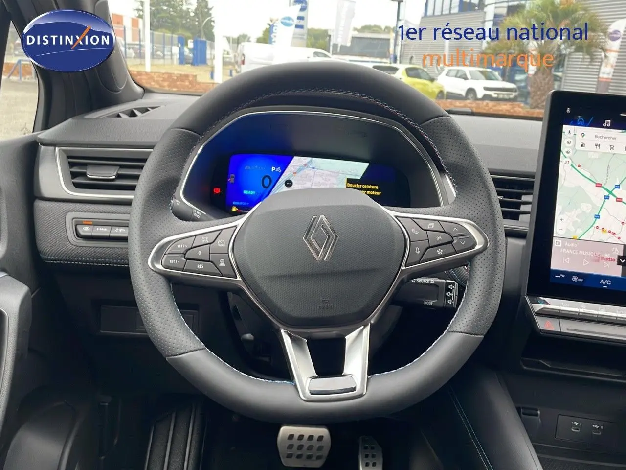 Vue centrée sur le volant et le tableau de bord numérique du Renault Symbioz hybride 2025, intérieur moderne noir.