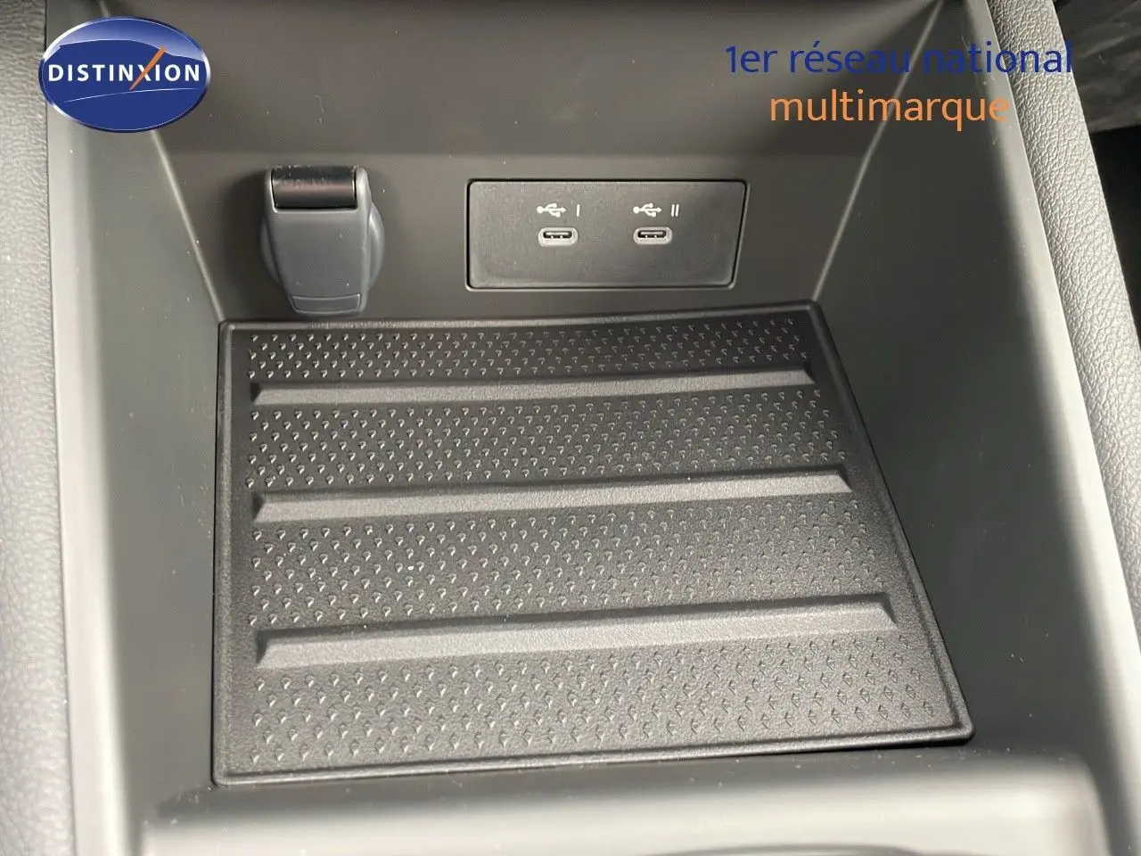 Gros plan sur la console centrale noire du Renault Symbioz 2025 avec ports USB-C et prise 12V intégrés.