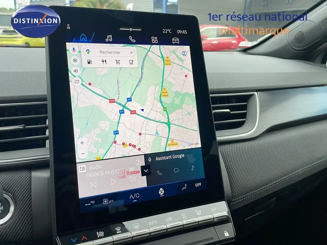 Écran tactile central affichant la navigation et la radio dans l'habitacle d'une Renault Symbioz gris cassiopée.