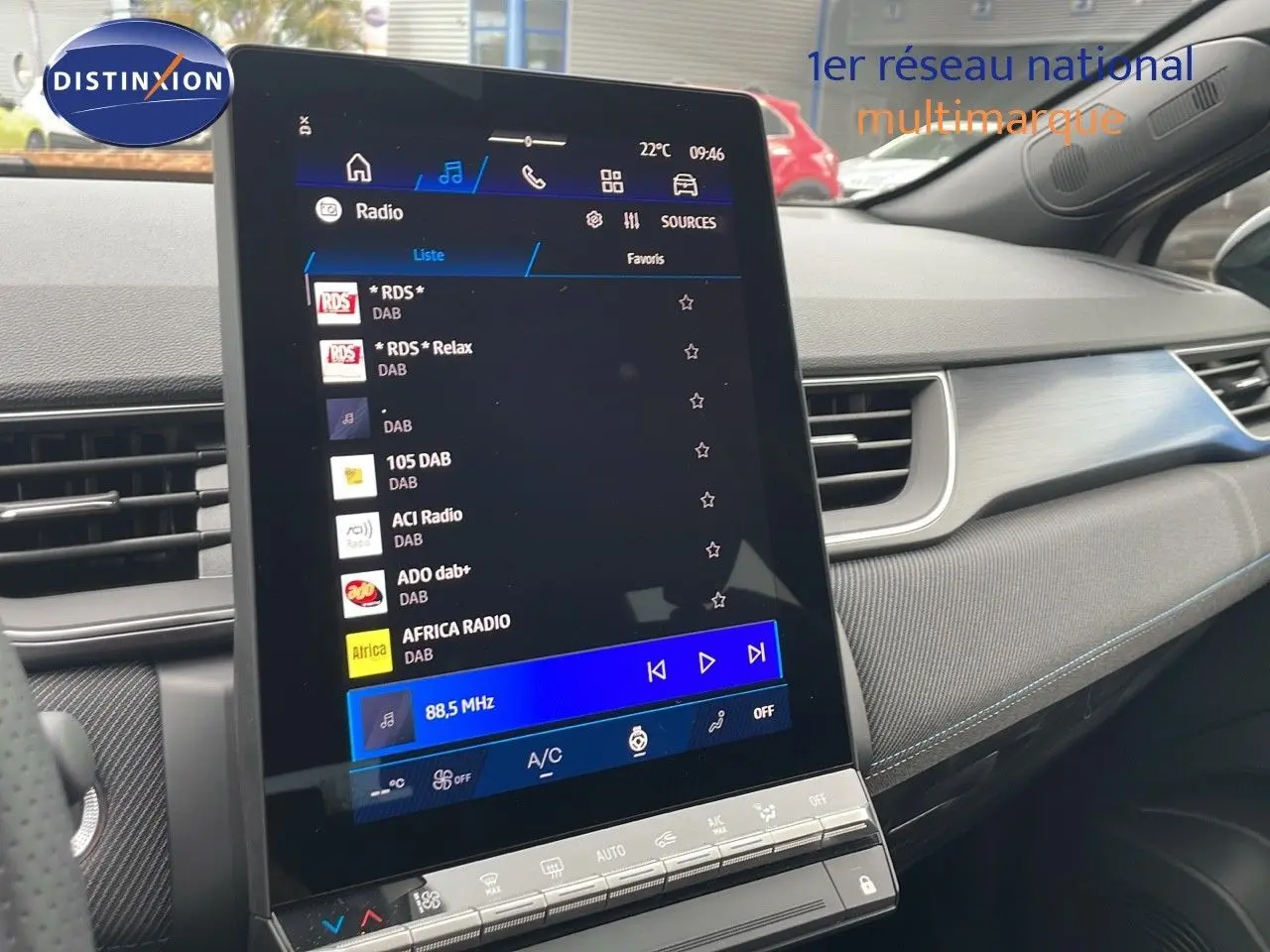 Écran tactile central affichant la radio DAB dans l'habitacle moderne d'une Renault Symbioz gris cassiopée.