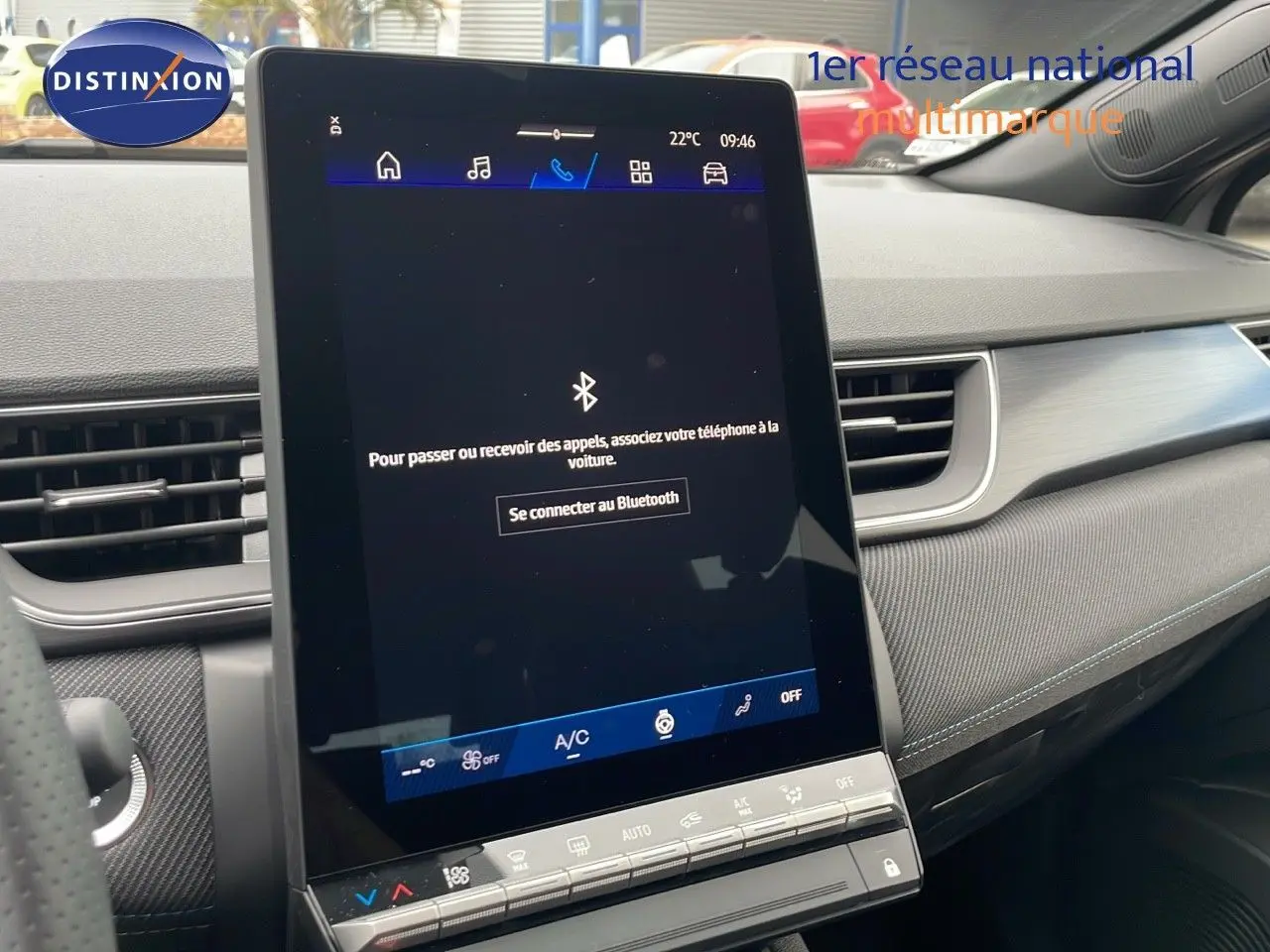 Vue rapprochée de l'écran tactile central et tableau de bord gris d'une Renault Symbioz 2025 avec interface Bluetooth affichée.