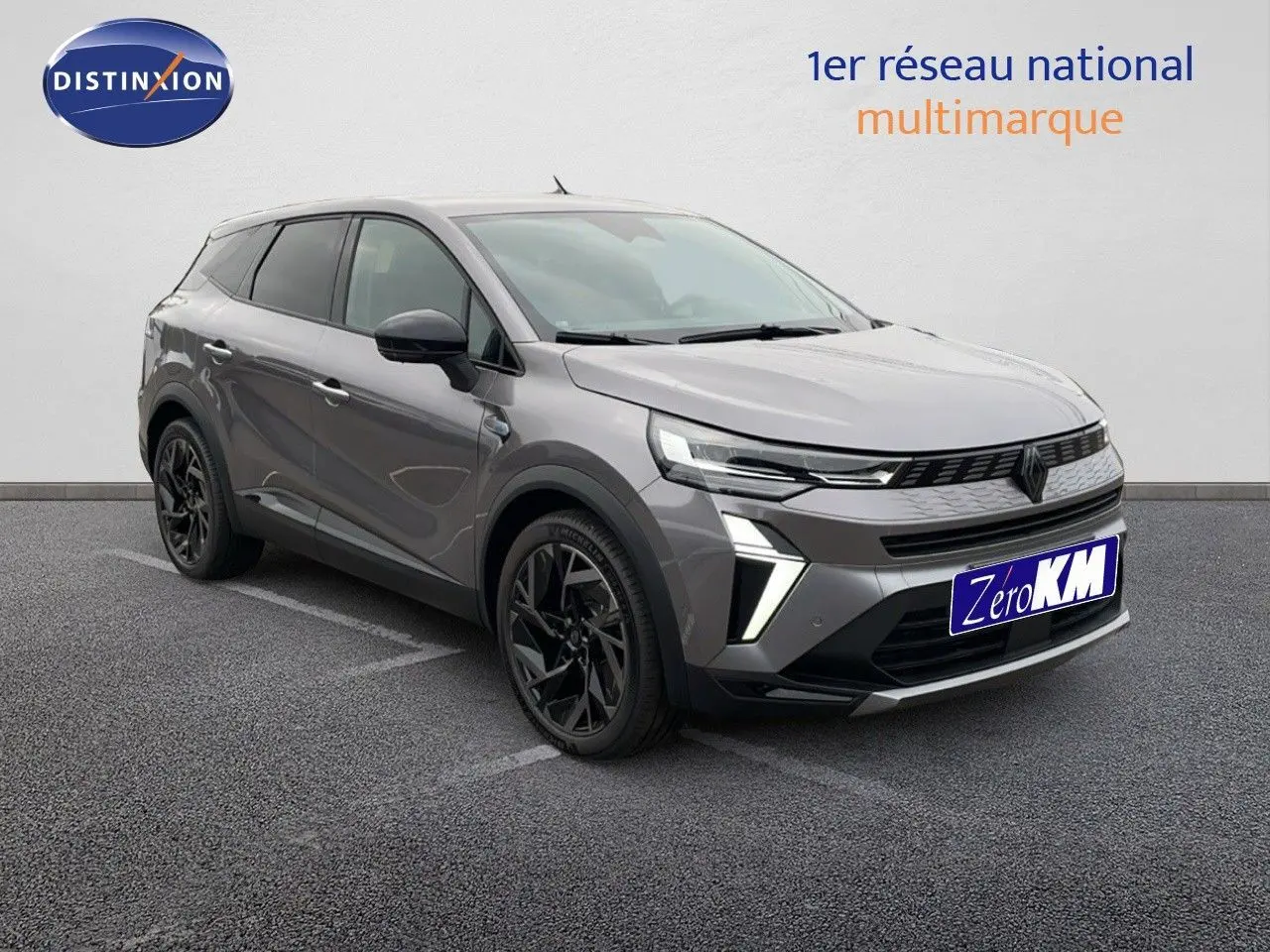 Renault Symbioz gris cassiopée métal en 3/4 avant droit, SUV hybride avec jantes noires et éclairage LED distinctif.