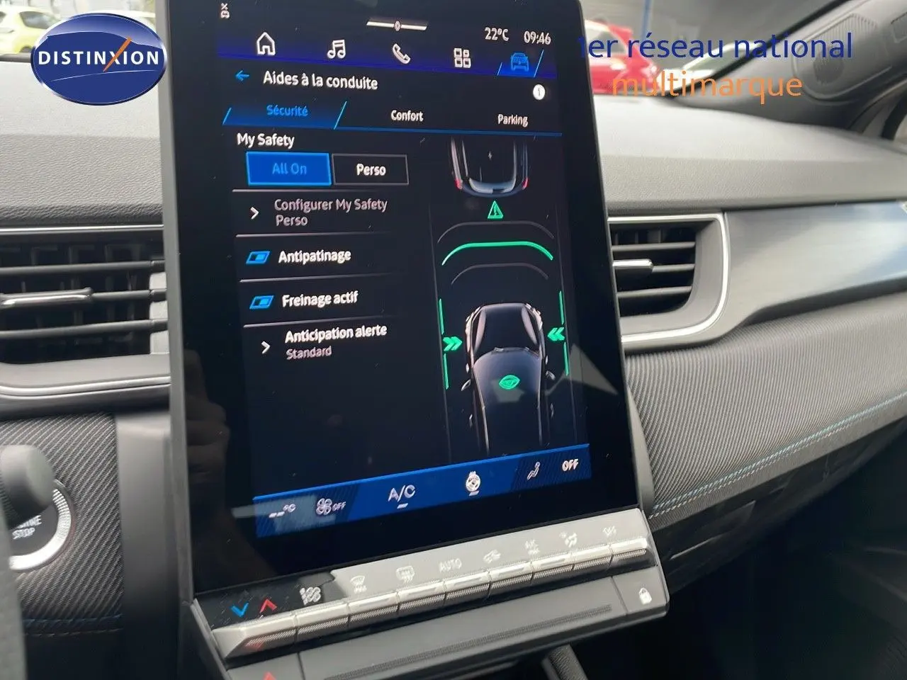 Écran tactile central affichant les aides à la conduite dans l’habitacle moderne d’une Renault Symbioz gris cassiopée.