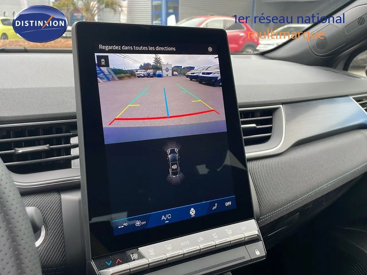 Vue intérieure centrée sur l'écran tactile affichant la caméra de recul d'une Renault Symbioz gris cassiopée metal.