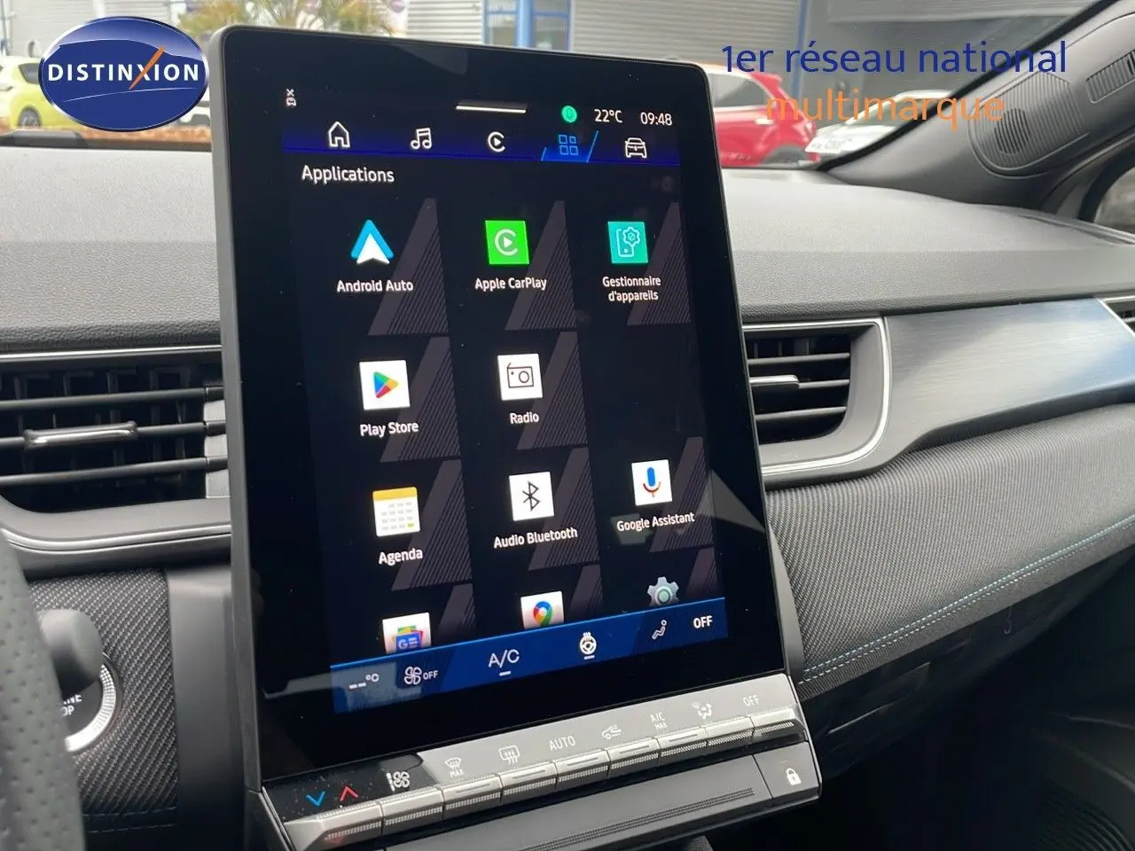 Écran tactile central affichant les applications connectées dans l'habitacle gris cassiopée métal du Renault Symbioz 2025.