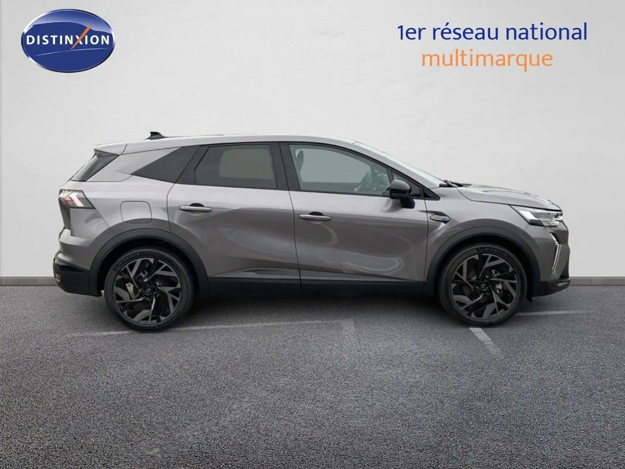 Profil côté gauche du Renault Symbioz 2025 gris cassiopée métal avec jantes noires et lignes modernes.