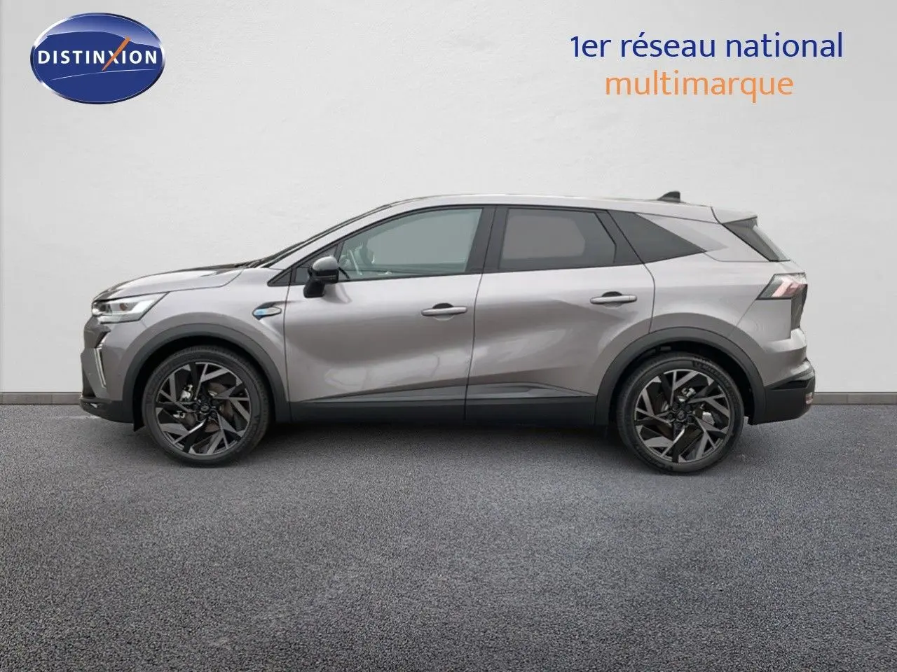 Profil droit du Renault Symbioz gris cassiopée métallisé, SUV hybride 2025 aux jantes noires stylisées.