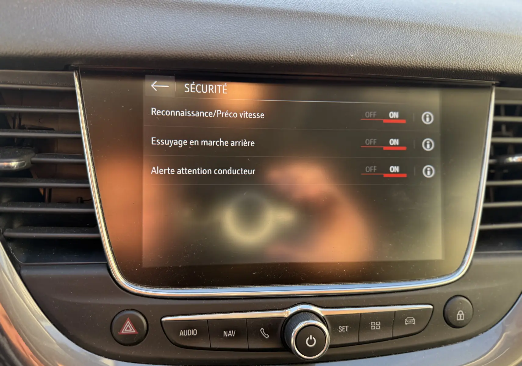 Écran tactile intérieur de l’Opel Grandland X 2019 affichant les réglages de sécurité avec commandes activées.