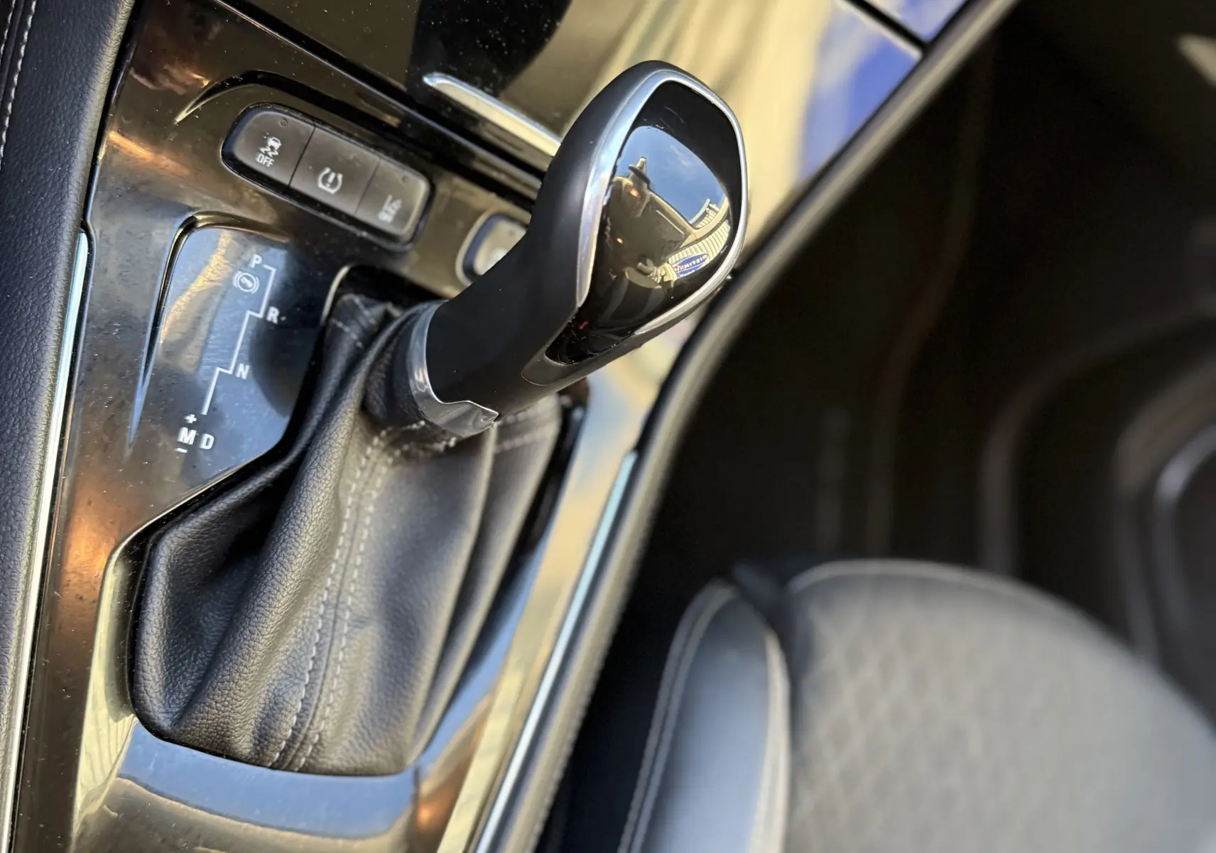 Le levier de vitesse automatique noir brillant de l'Opel Grandland X 2019 avec console en finition noire et siège en cuir gris.