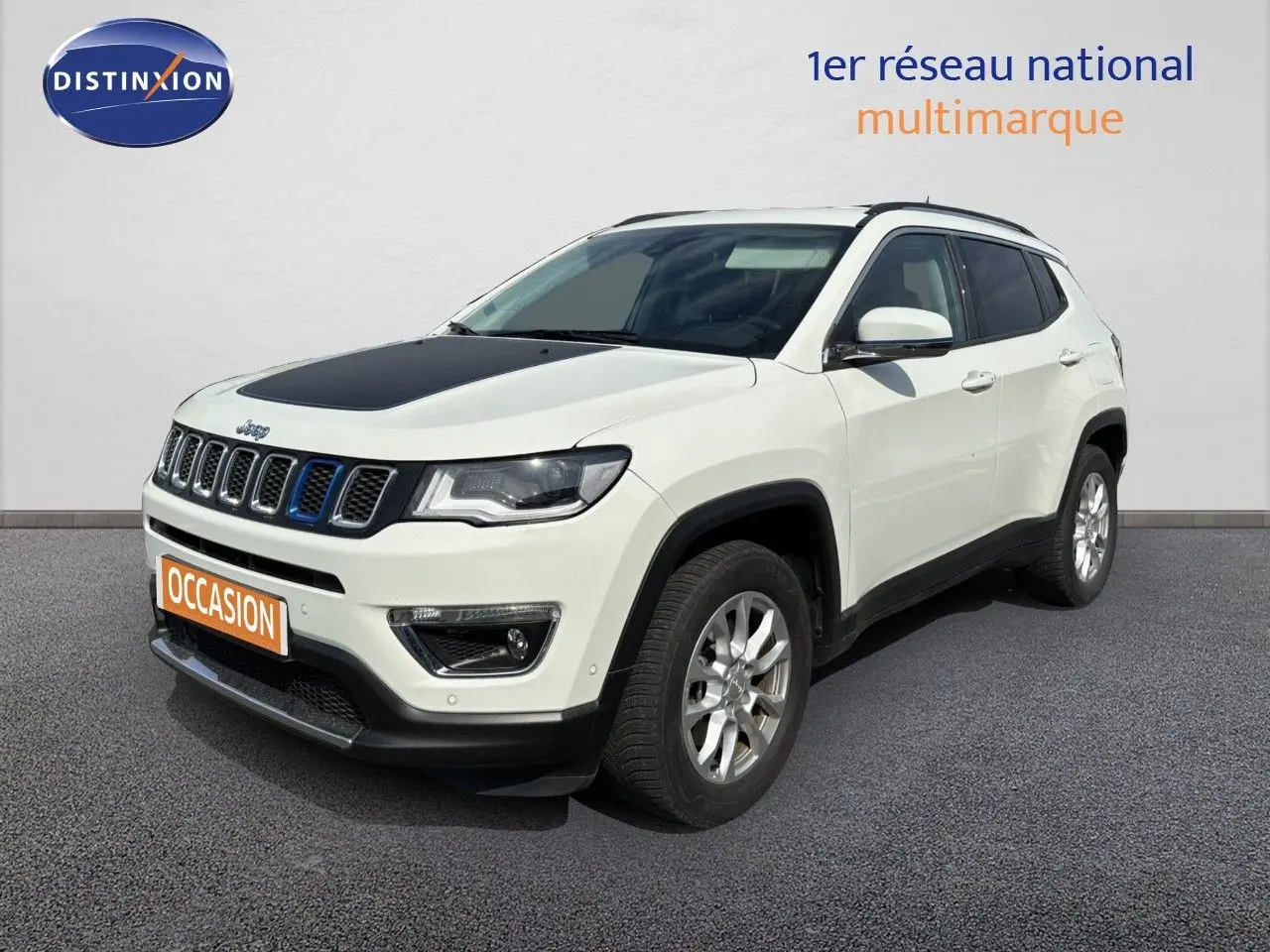 Jeep Compass blanc vue 3/4 avant droit avec capot noir et calandre distinctive bleue, sur fond neutre.