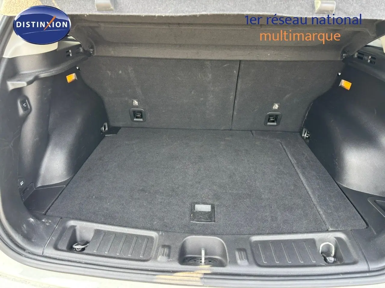 Coffre ouvert du Jeep Compass blanc, vue de l'intérieur montrant un espace de chargement noir et propre.