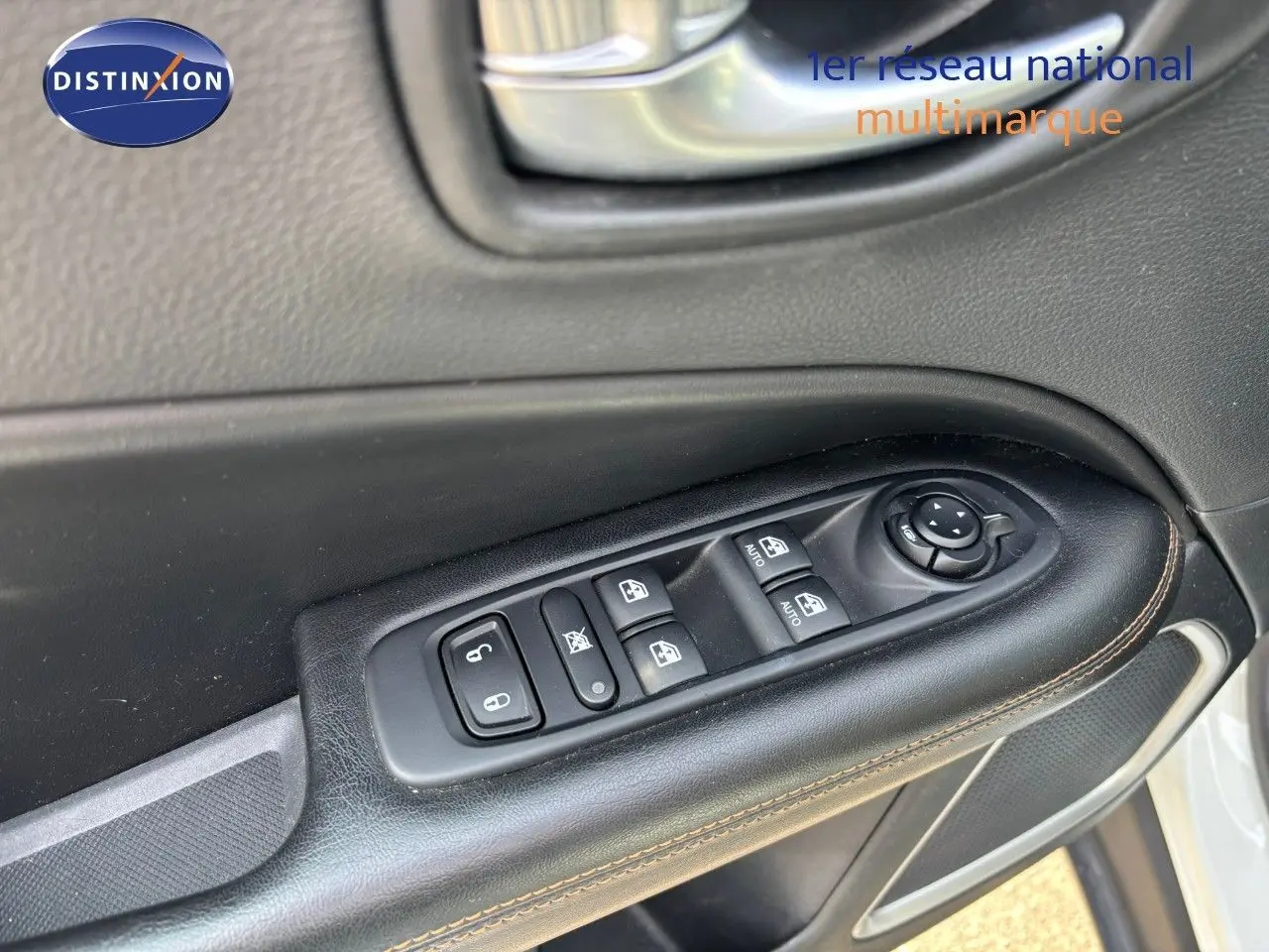 Gros plan sur la commande des vitres et rétroviseurs côté gauche d’un Jeep Compass blanc, intérieur noir.