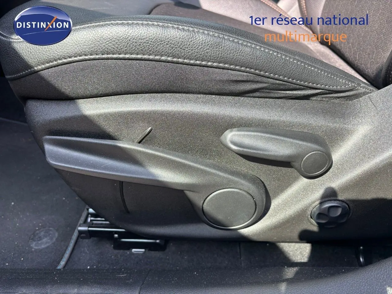 Détail des commandes de réglage manuel du siège conducteur en cuir noir du Jeep Compass hybride rechargeable.
