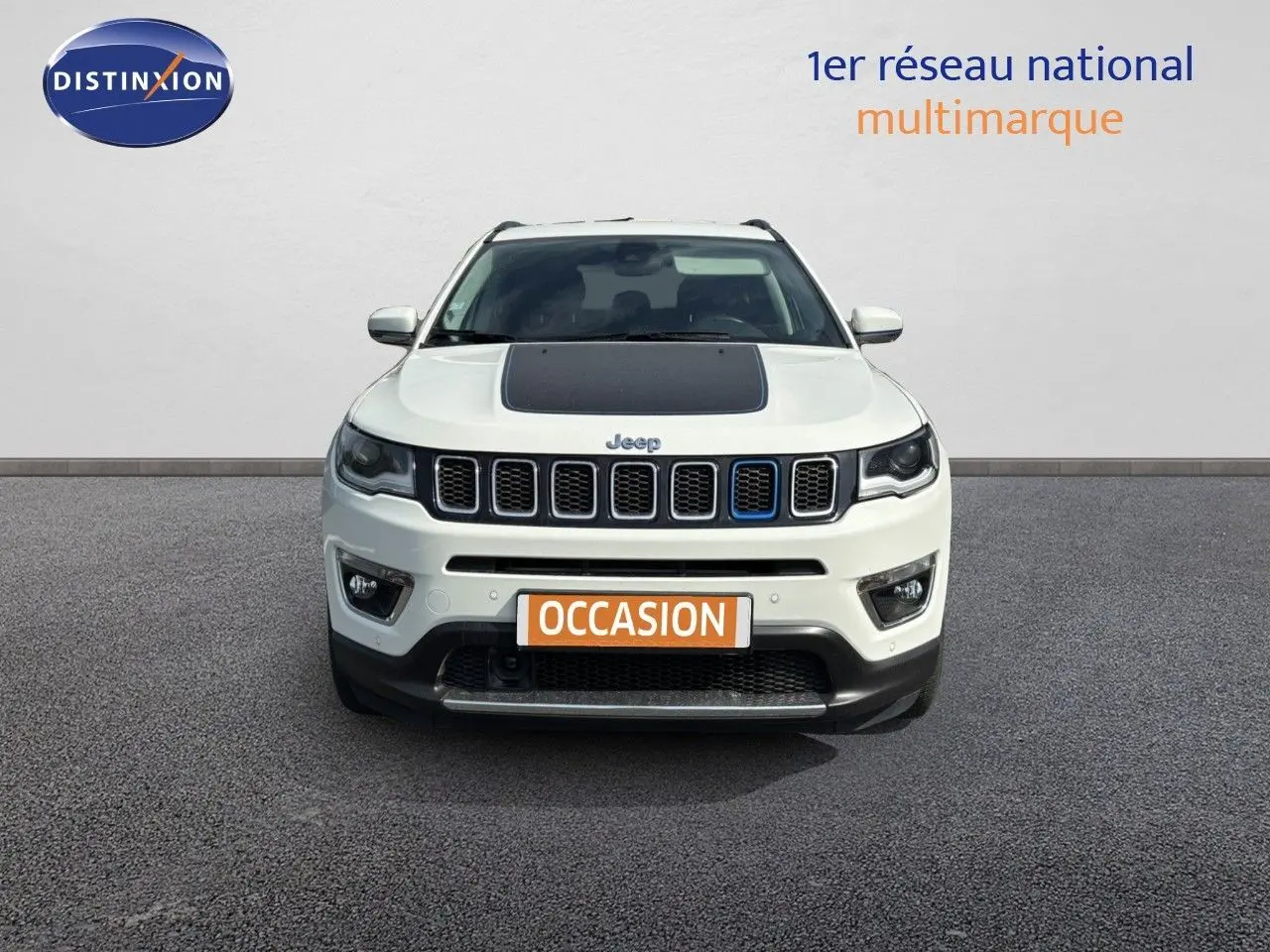 Vue avant d'un Jeep Compass blanc avec capot noir mat et calandre distinctive, sur fond neutre en extérieur.
