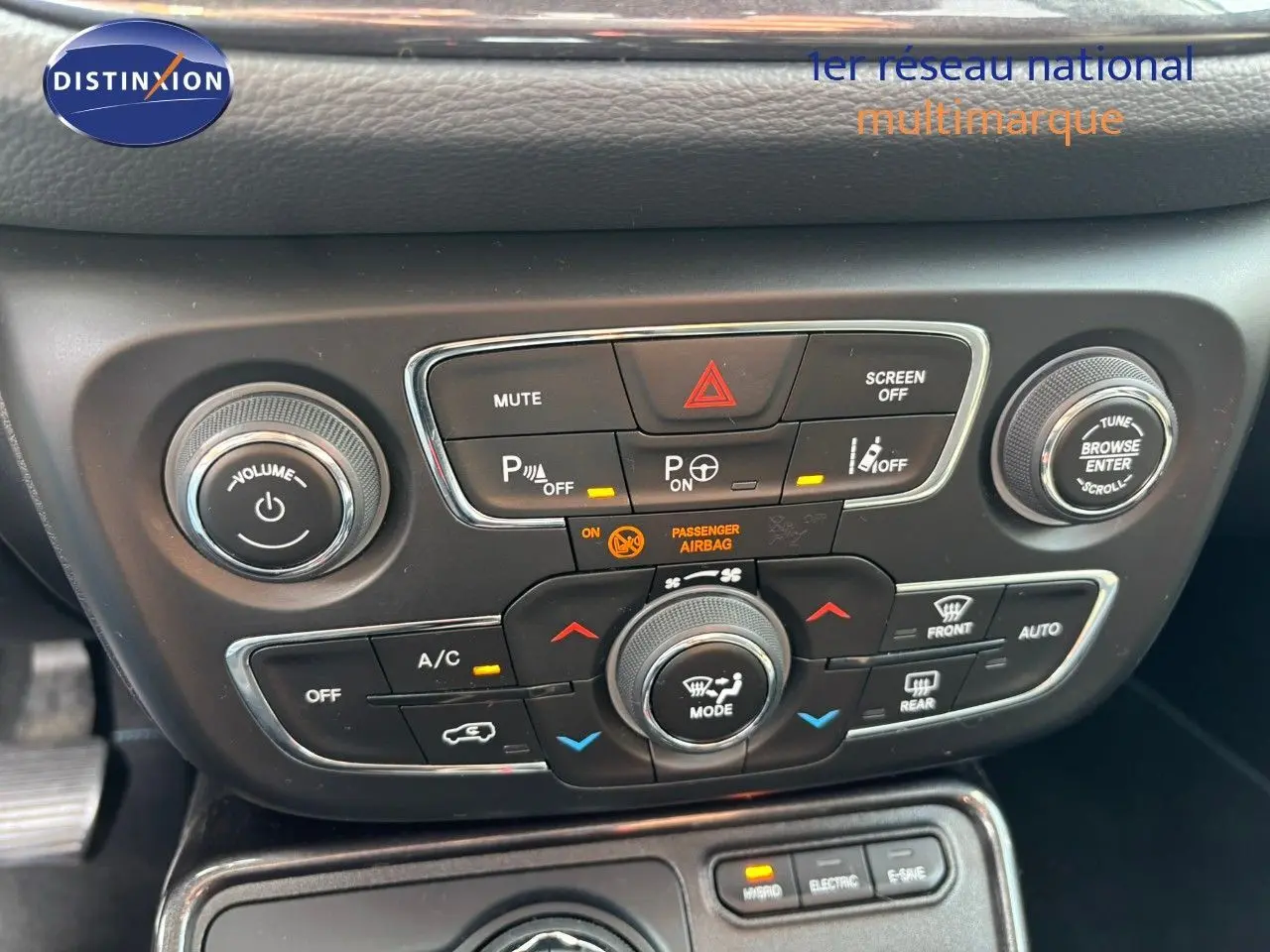 Gros plan sur la console centrale noire du Jeep Compass 2021, montrant les commandes de climatisation et multimédia.