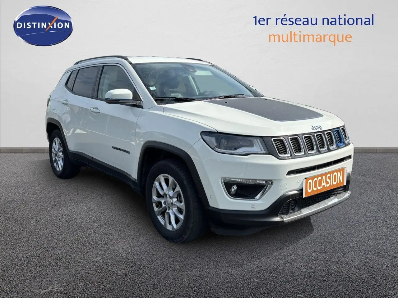 Jeep Compass blanc en 3/4 avant droit avec capot noir mat et jantes argentées, sur fond neutre.