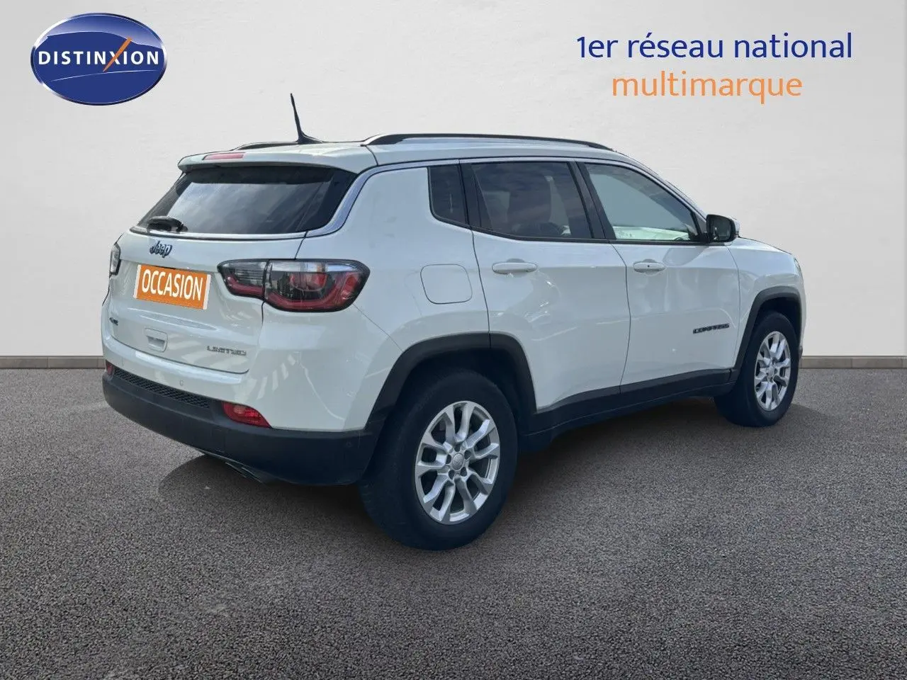 Jeep Compass blanc en 3/4 arrière droit, SUV hybride rechargeable avec jantes alliage et vitres teintées.