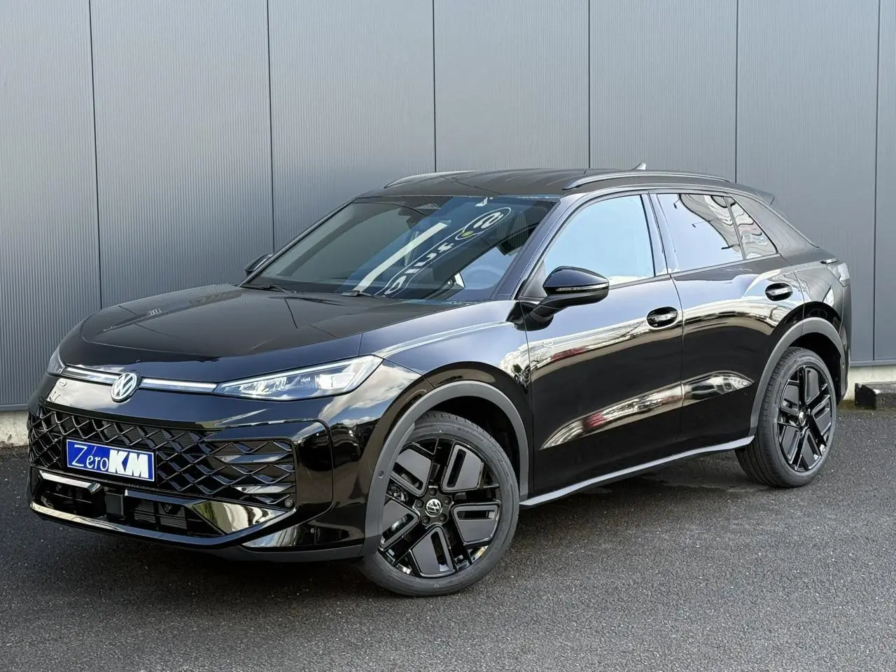 Volkswagen T-Roc 2026 noir Ébène en 3/4 avant droit avec jantes noires et projecteurs IQ.Light Matrix LED.