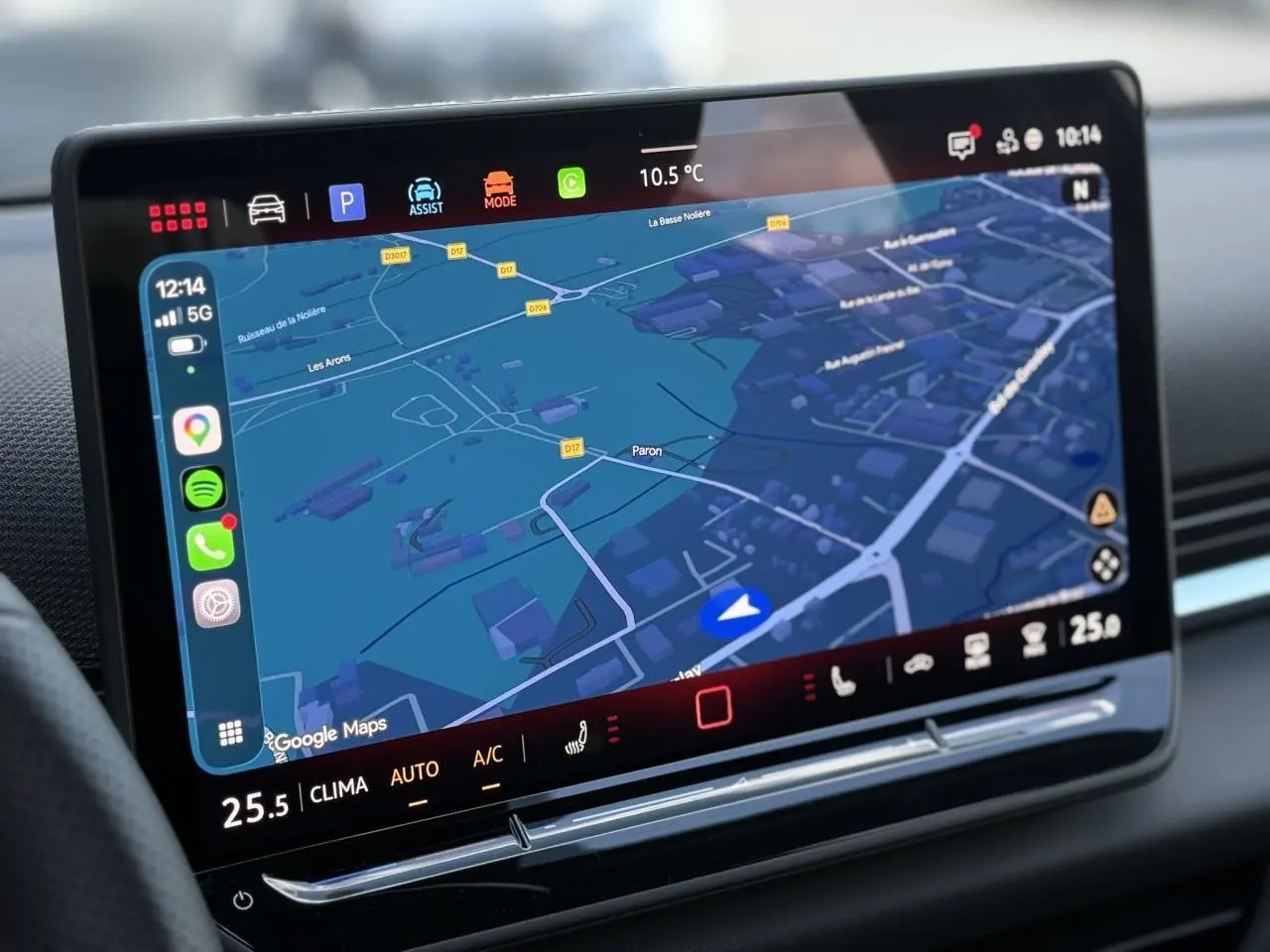 Écran tactile central du Volkswagen T-Roc 2026 affichant la navigation GPS avec interface moderne et commandes climatisation.