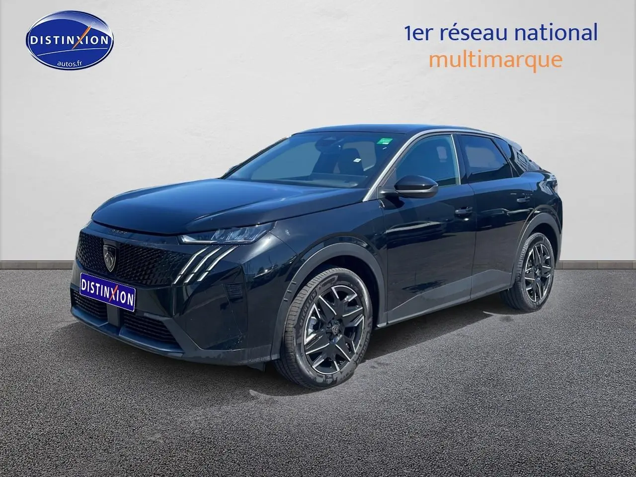 Peugeot 3008 noir en 3/4 avant droit, avec calandre distinctive et jantes alliage modernes.